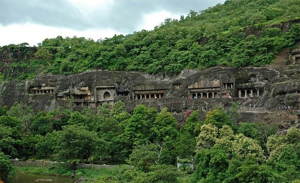 Quang cảnh bên ngoài chùa hang Ajanta ở Ấn Độ